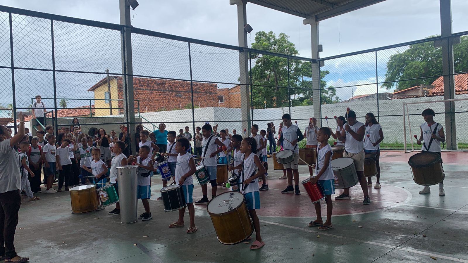 Crianças em atividade coletiva